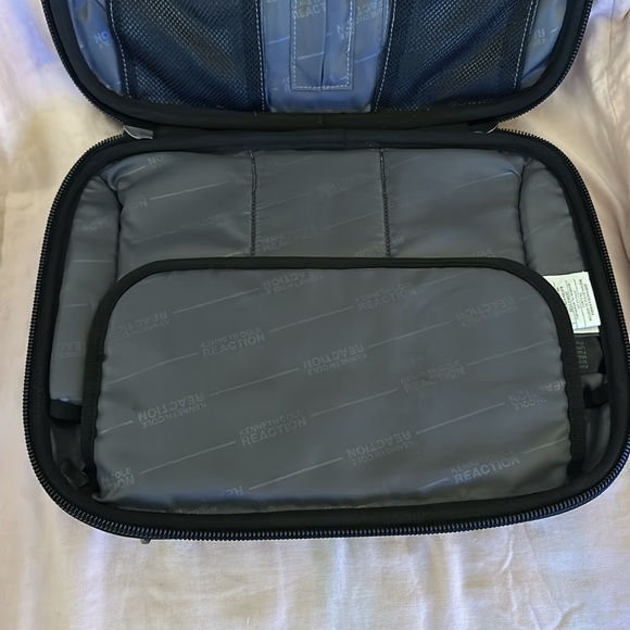 Kenneth Cole Reaction laptop case with carrying strap Fits 13” wide laptop snug - Picture 5 of 8